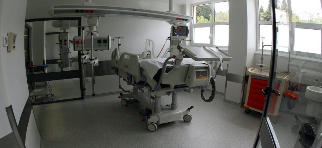 Συγκίνηση: Επιστρέφει σπίτι μετά από 42 μέρες νοσηλείας και «πνίγεται» στις αγκαλιές των παιδιών του (βίντεο)