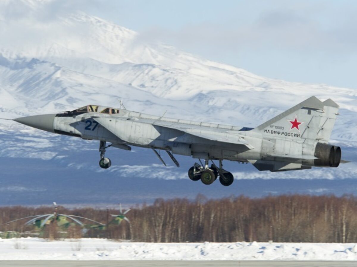 Βίντεο: MiG-31 σε σχηματισμό πετούν σε χαμηλό ύψος