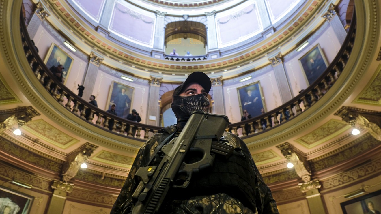 ΗΠΑ: Ένοπλοι πολίτες στο κοινοβούλιο του Μίσιγκαν απαιτούν να αρθούν άμεσα οι απαγορεύσεις