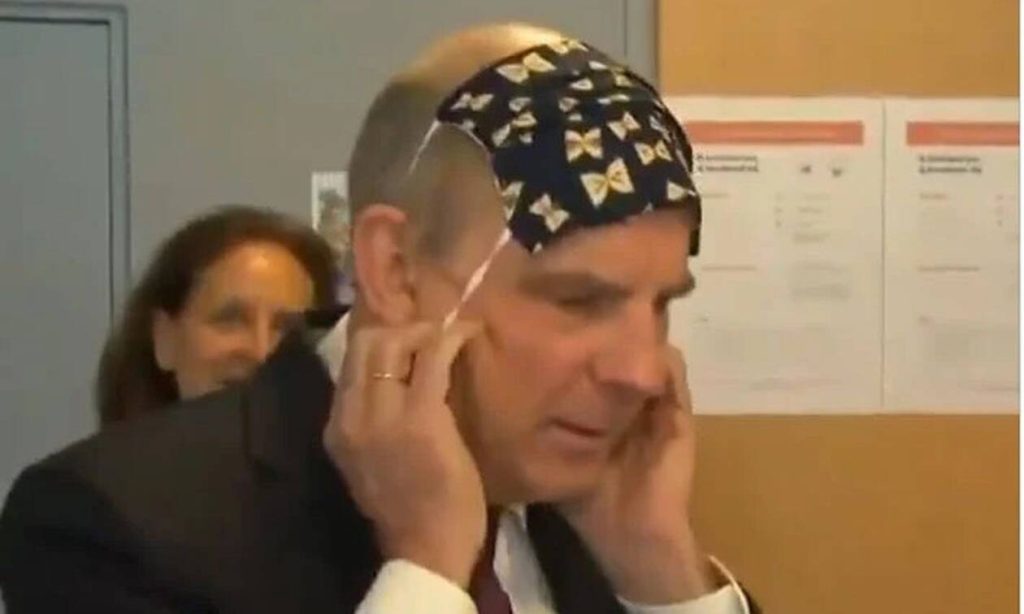 Ξεκαρδιστικό: Ο αντιπρόεδρος του Βελγίου δεν μπορεί να φορέσει την προστατευτική μάσκα (βίντεο)