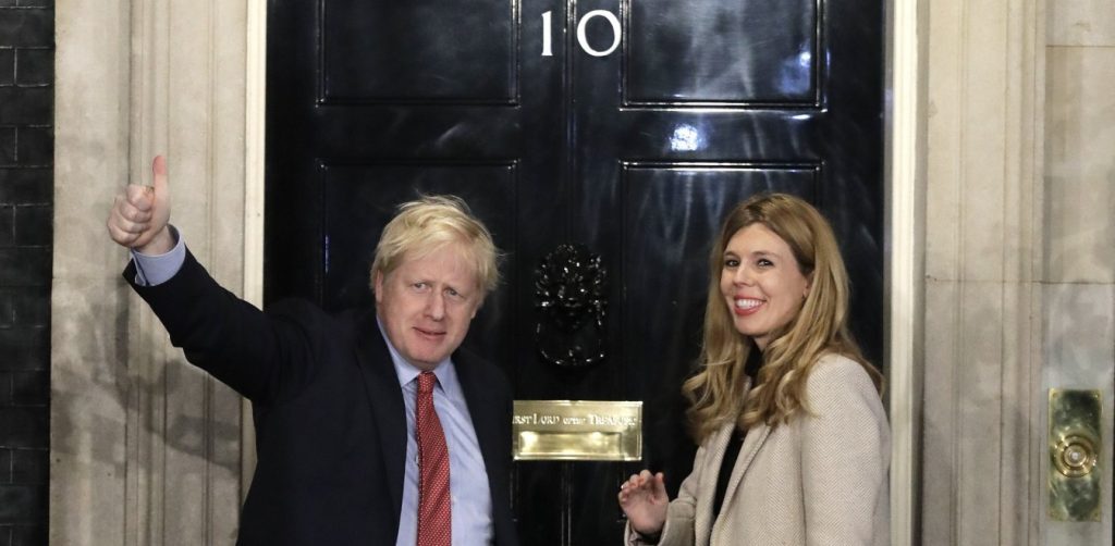 Κατάξανθος σαν «άγγελος» ο νεογέννητος γιος του Μπόρις Τζόνσον – Πως έγινε η επιλογή του ονόματος (φώτο)