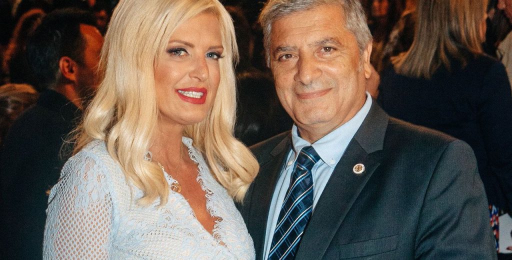 Με κατακόκκινο φόρεμα υποδέχθηκε τον Μάη η Μαρίνα Πατούλη (φώτο)