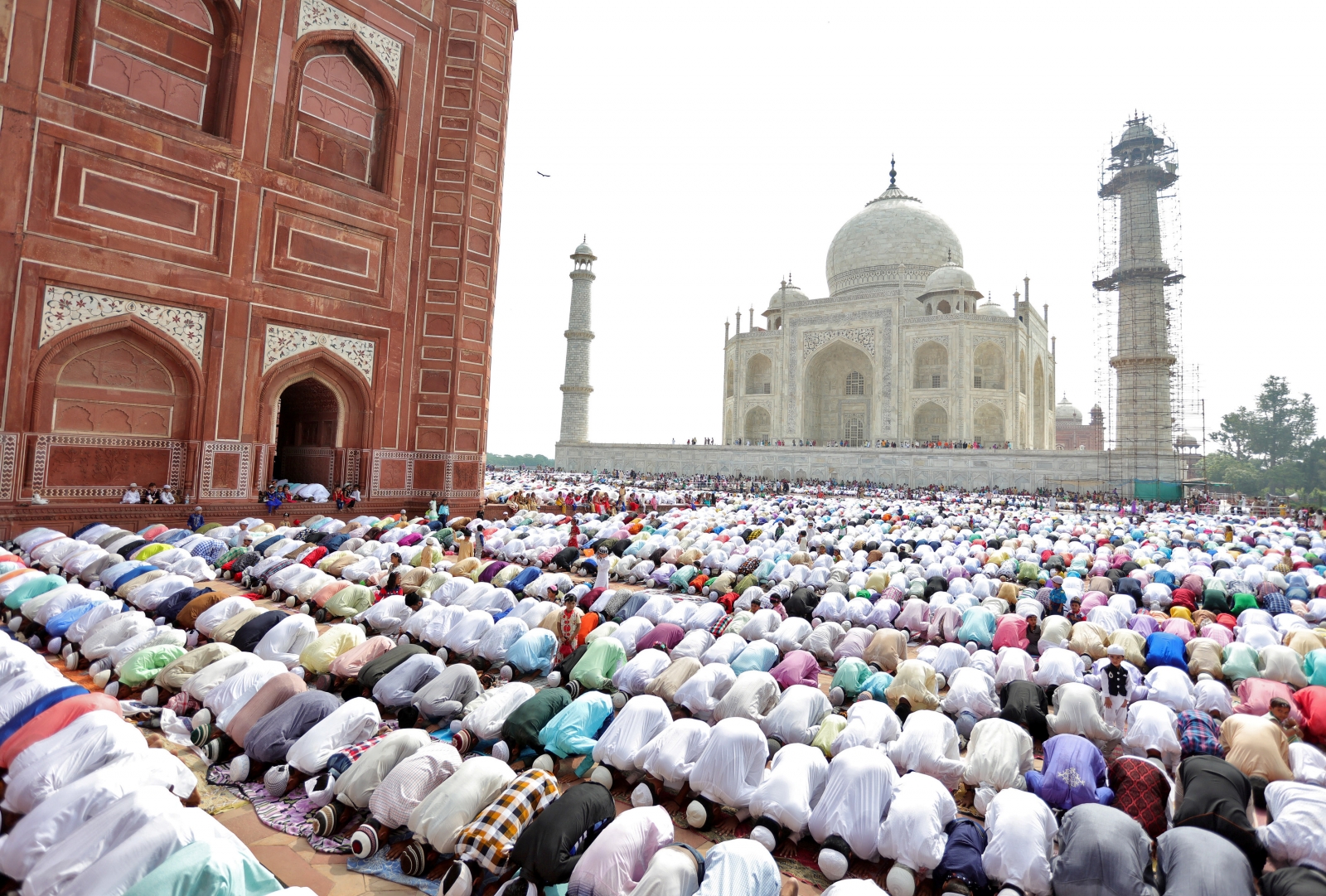 Δεν κολλάνε κορωνοϊό οι μουσουλμάνοι: Χιλιάδες προσευχήθηκαν για το Ραμαζάνι ο ένας δίπλα στον άλλο (βίντεο)