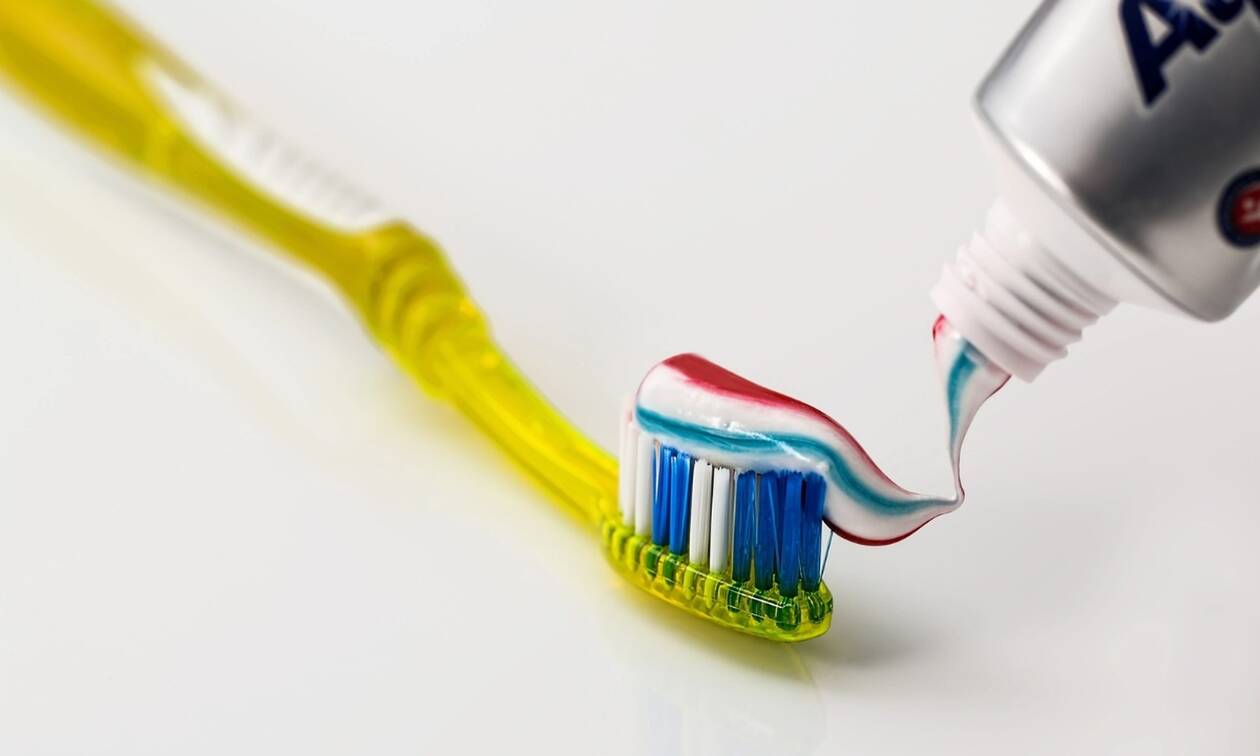 Δες τι θα συμβεί στα δόντια σου αν δεν τα πλύνεις για πέντε μέρες (βίντεο)