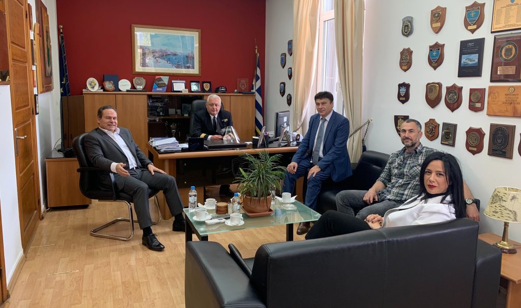 Δωρεά διαφανών προσωπίδων στο Κεντρικό Λιμεναρχείο Πειραιά με πρωτοβουλία του βουλευτή Ν.Μανωλάκου