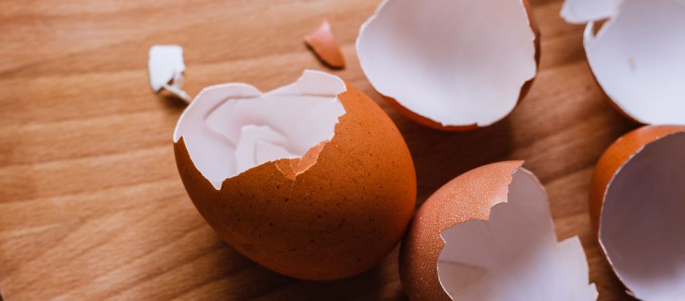 Το πιο απλό κόλπο: Βγάλε το τσόφλι που έπεσε μέσα στο αυγό με μια κίνηση