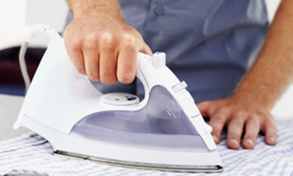 Σιδερώνει το αλάτι και δείτε τι συμβαίνει – Μόλις δείτε το λόγο θα το κάνετε και εσείς! (βίντεο)