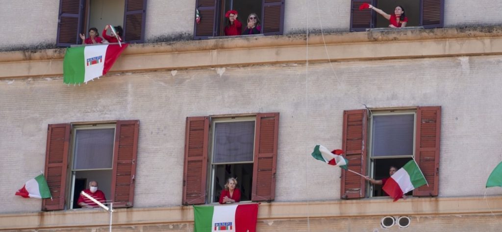 Ιταλία: Ξεκινάει η σταδιακή άρση των περιορισμών – Επιτρέπεται ξανά το… συναίσθημα