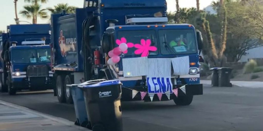 Μια 3χρονη λατρεύει τα… απορριμματοφόρα – Της ανταπέδωσαν την αγάπη με μια παρέλαση-έκπληξη (βίντεο)