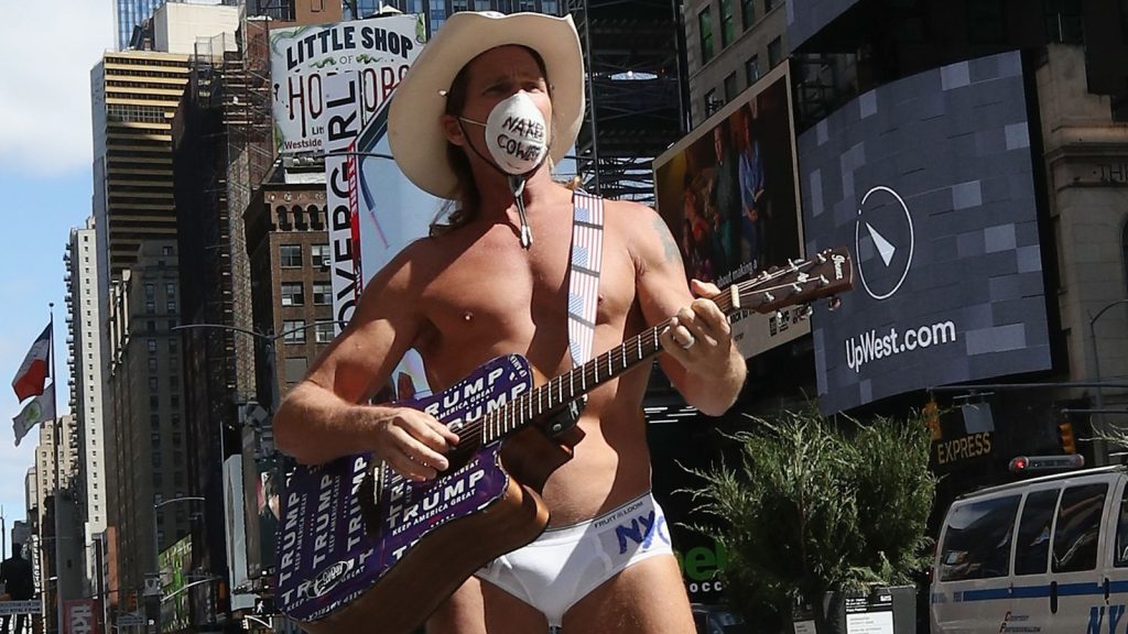 ΗΠΑ: Δεν πτοεί ο κορωνοϊός τον… «γuμνό καουμπόι» – Συνεχίζει να δίνει παραστάσεις στην Times Square