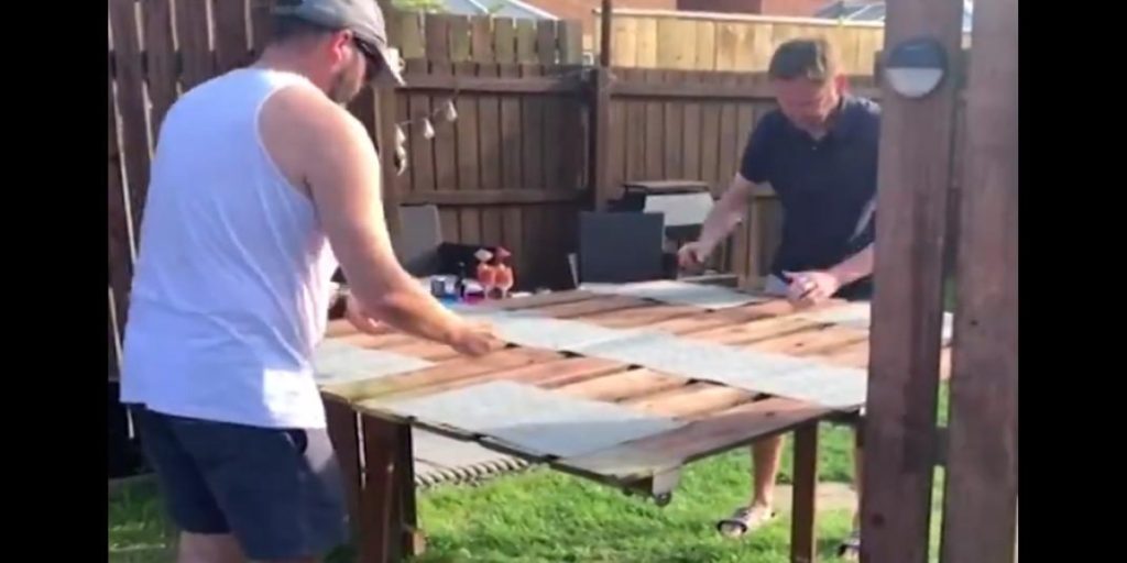 Παρέκαμψαν την καραντίνα: «Βγήκαν» για ποτό ο καθένας από το σπίτι του – Δείτε πως τα κατάφεραν (βίντεο)