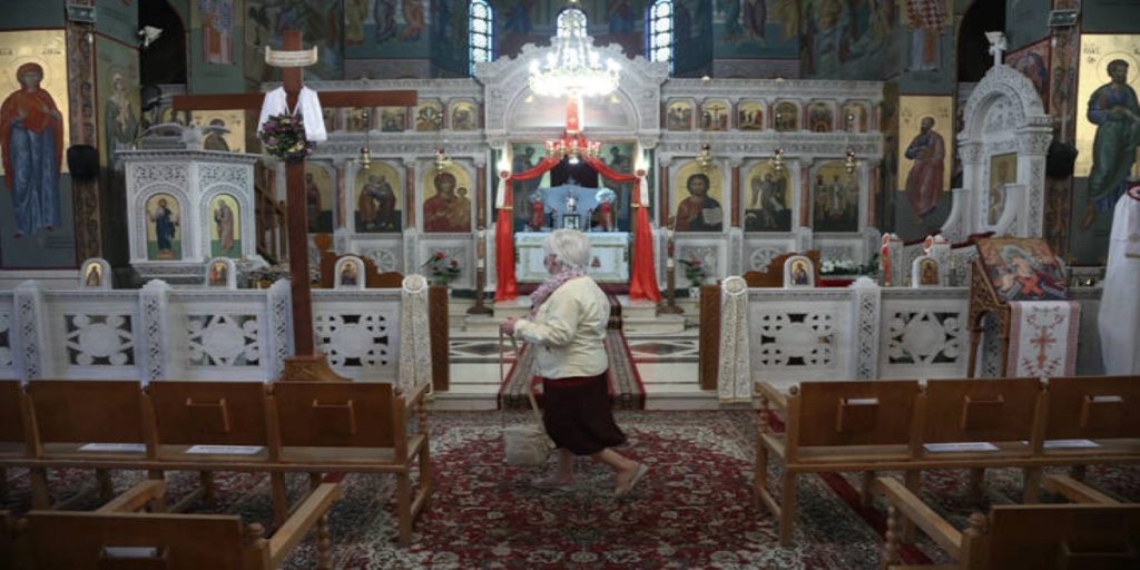 Φωτογραφίες από το άνοιγμα των εκκλησιών: Με γάντια και μάσκες οι πιστοί
