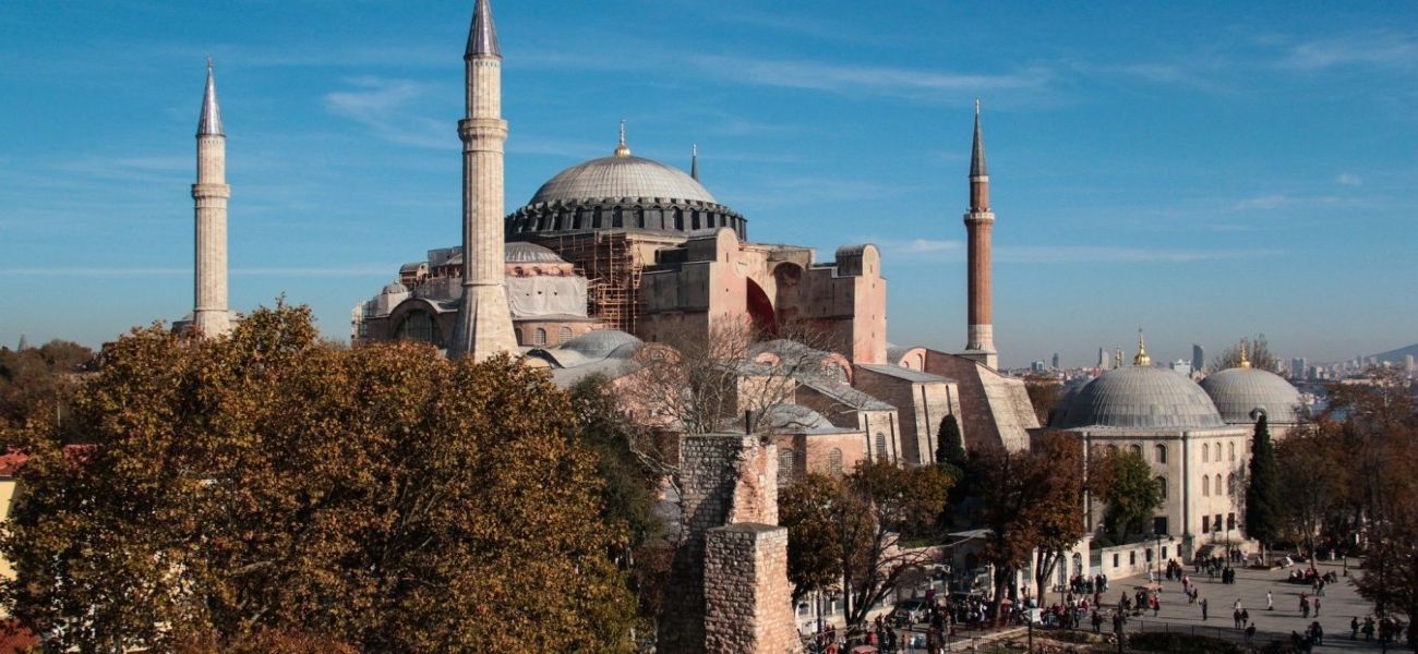 Κωνσταντινούπολη: Μουσουλμάνοι ζητάνε να προσευχηθούν στην Αγία Σοφία – Αφορμή η «πάταξη» του κορωνοϊού