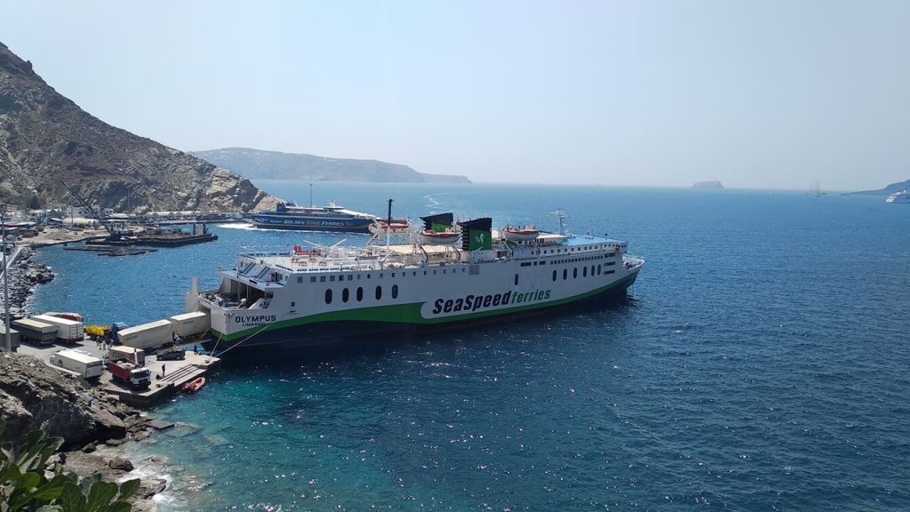 Πλοίο προσέκρουσε στο λιμάνι της Σαντορίνης από λάθος χειρισμό