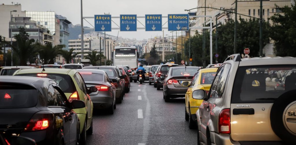 Μπολιάρισμα στην παραλιακή την πρώτη μέρα της άρσης των περιοριστικών μέτρων