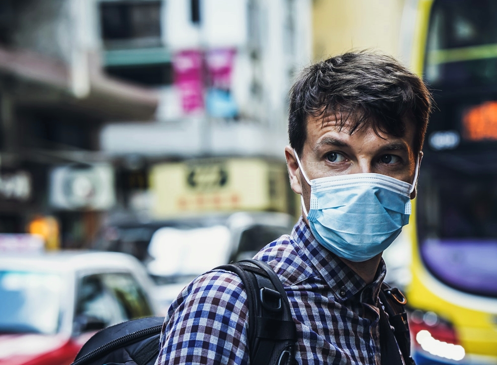 Θεσσαλονίκη: Με μάσκες και τηρώντας τις αποστάσεις οι πολίτες σε ΜΜΜ και κομμωτήρια (φώτο)