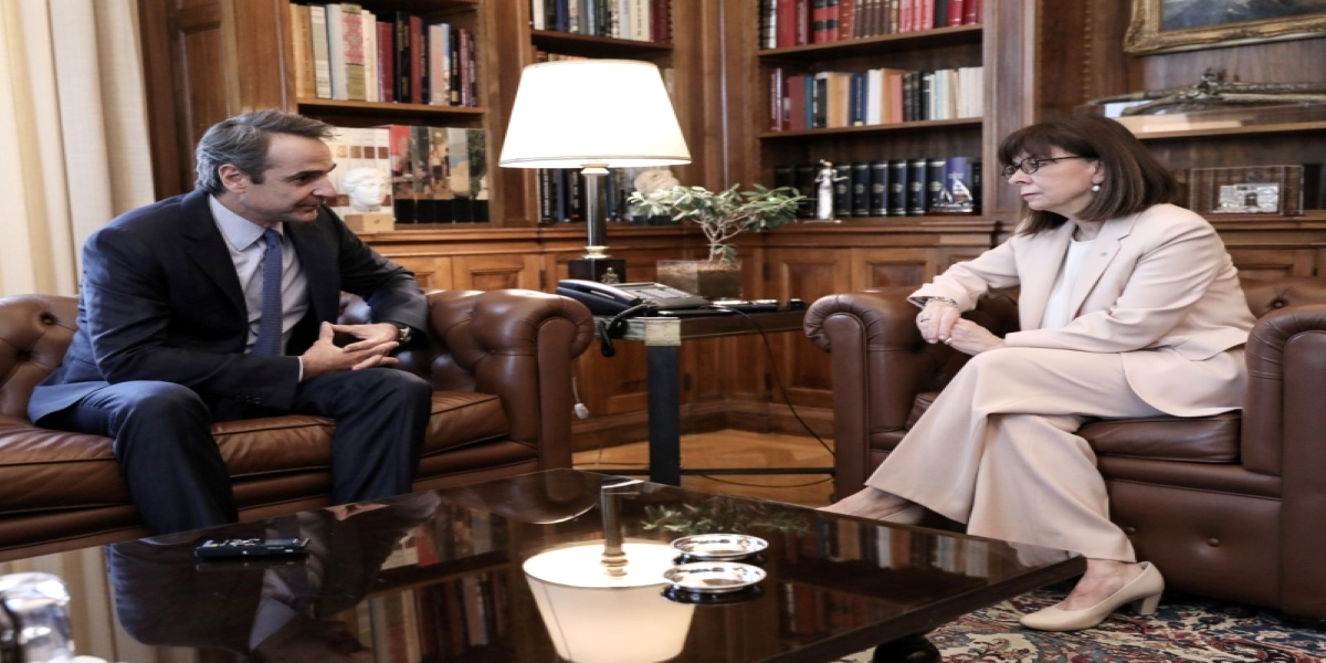 Κυριάκος Μητσοτάκης: Με τα πόδια στο προεδρικό Μέγαρο – Συνάντηση με την Κ. Σακελλαροπούλου