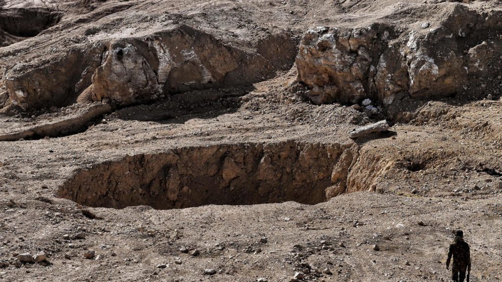 Εντοπίστηκε φαράγγι της «φρίκης» στη Συρία: Ο «Καιάδας» που οι ισλαμιστές του ISIS πετούσαν δεκάδες πτώματα (βίντεο)