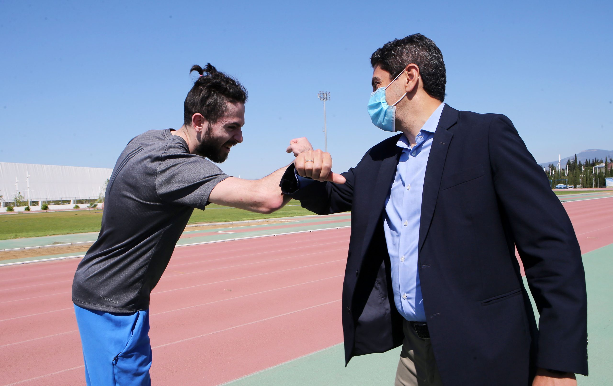 Στην τάση της εποχής και ο Λ. Αυγενάκης – Χαιρετισμό με τους… αγκώνες στο ΟΑΚΑ (φώτο)