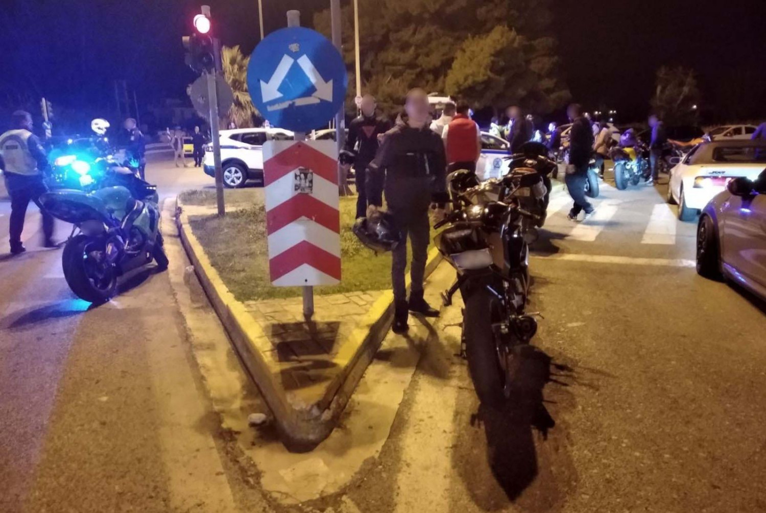 Βάρκιζα: Άρθηκαν τα μέτρα περιορισμού και το έριξαν… στις κόντρες – 163 παραβάσεις κατέγραψε η Τροχαία