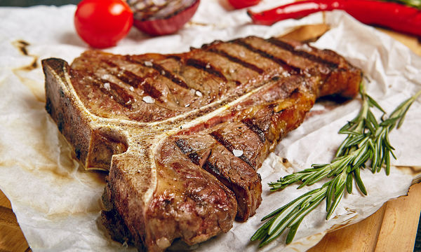 Βρετανία: Ο λόγος που οι αρχές παρακινούσαν τους πολίτες να τρώνε μπριζόλες στην καραντίνα