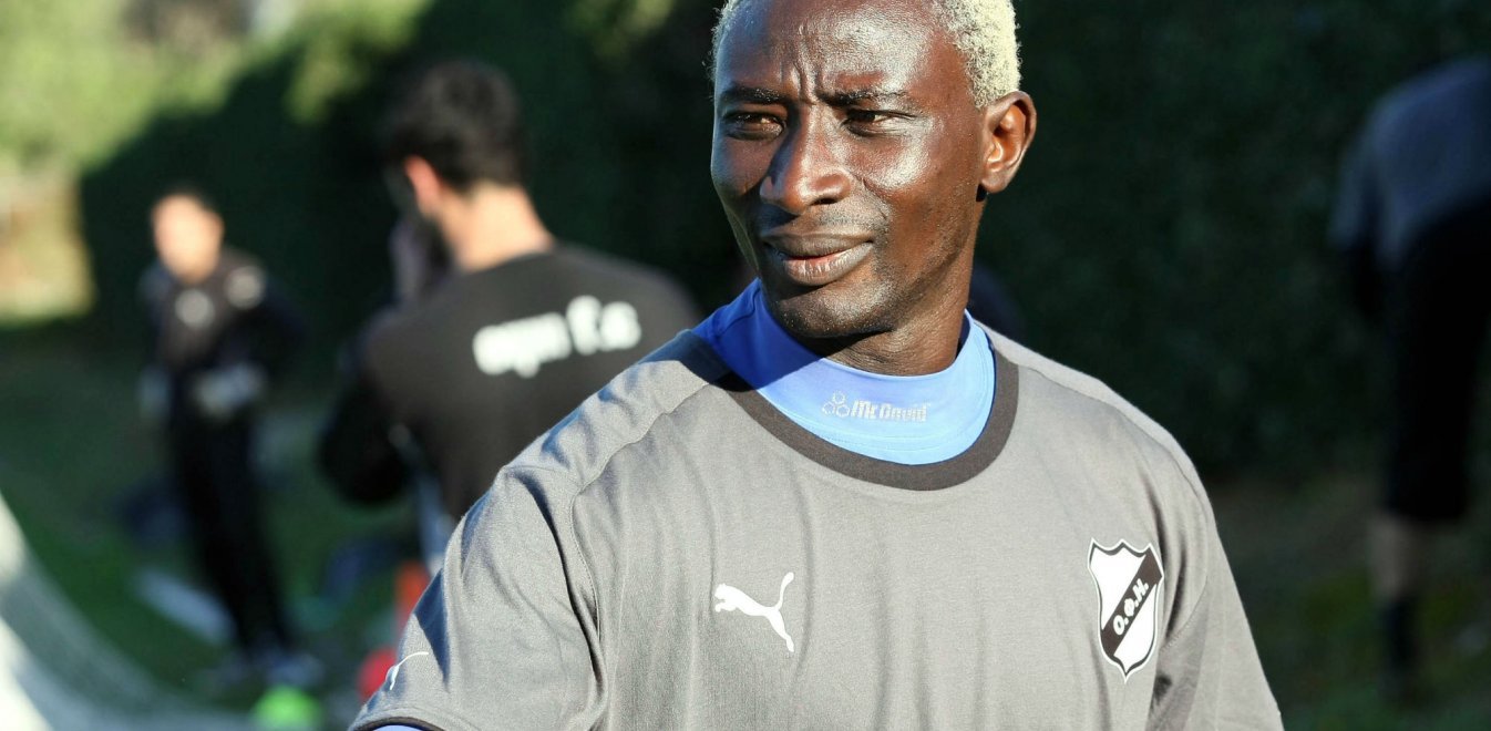 Όταν ο… «Ν.Χαρδαλιάς» πηγαίνει στα μπουζούκια εν μέσω πανδημίας – Σερβιτόρος ο… Π.Ογκουνσότο (βίντεο)