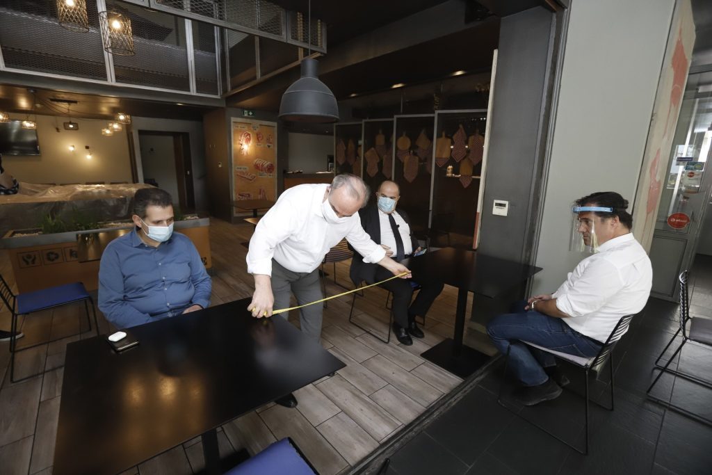 Φόρεσε ασπίδα προσώπου και πήγε για αυτοψία σε εστιατόρια ο Α.Γεωργιάδης – Με… μεζούρα στο χέρι ο Ν.Παπαθανάσης (φώτο)