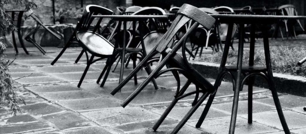 Συμβολική βουβή πράξη της εστίασης: Θα γεμίσει η χώρα από «άδειες καρέκλες» καφέ και μπαρ