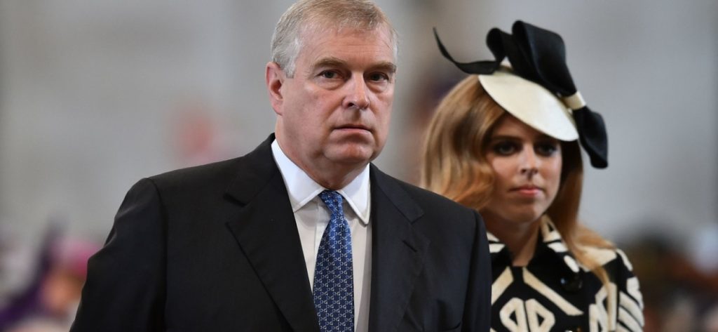 Βρετανία: Ξανά στο «στόχαστρο» ο πρίγκιπας Άντριου: Διώκεται για την αγορά ενός σαλέ στην Ελβετία