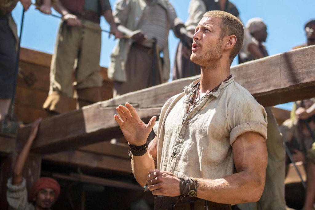 O ηθοποιός Tom Hopper δείχνει πως γυμνάζεται σπίτι του