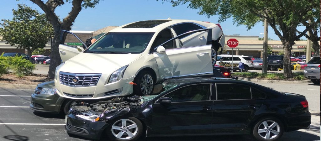 Βίντεο: Δείτε πως μια Cadillac «σκαρφάλωσε» δύο ορόφους και προσγειώθηκε πάνω σε 2 αυτοκίνητα