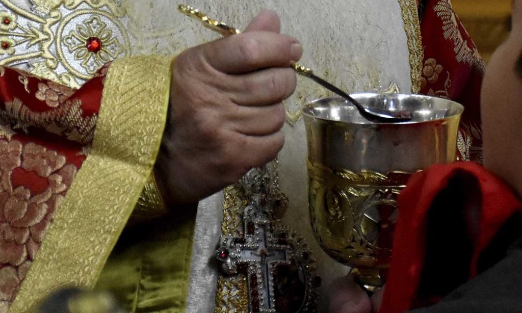 Σίγουρα έχετε αναρωτηθεί: Επιτρέπεται οι γυναίκες με έμμηνο ρύση να λαμβάνουν τη Θεία Κοινωνία;