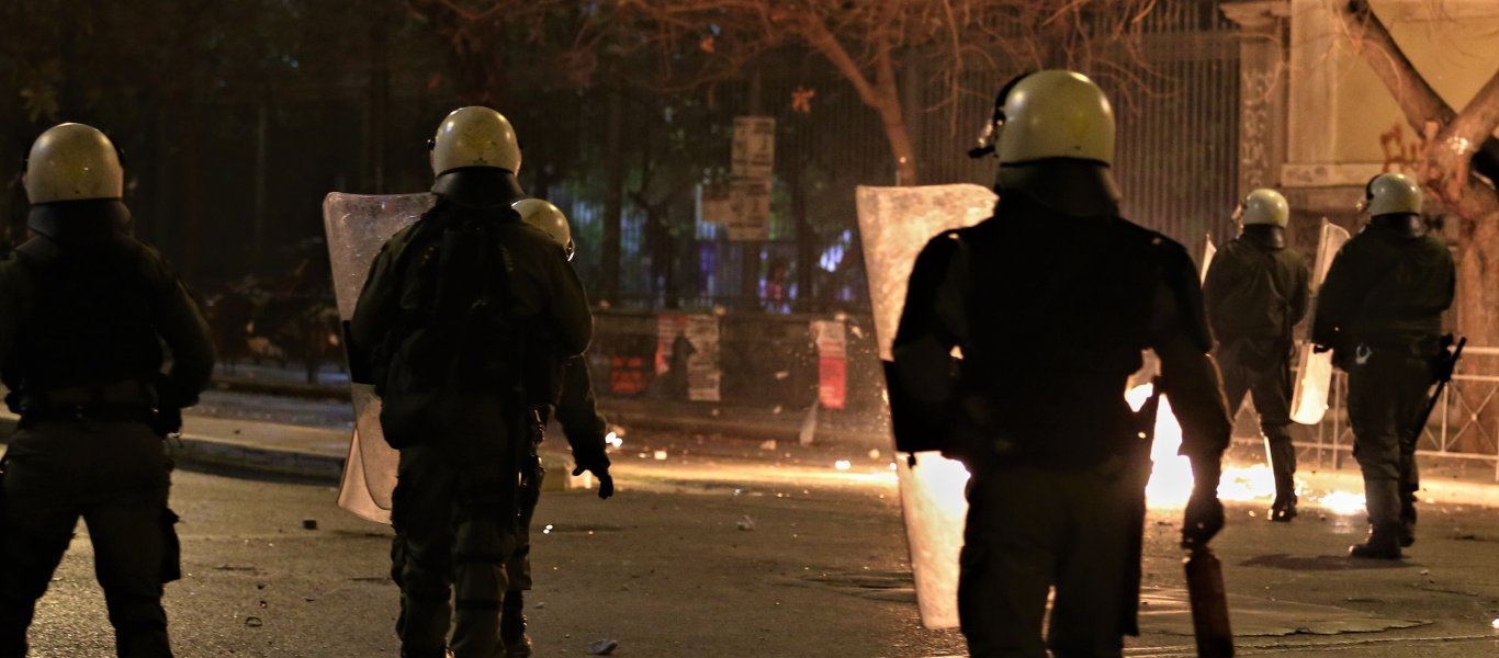 Νέα επίθεση των δυνάμεων ασφαλείας σε πολίτες που… κάθονταν σε πλατεία στην Κυψέλη – Χημικά & συλλήψεις