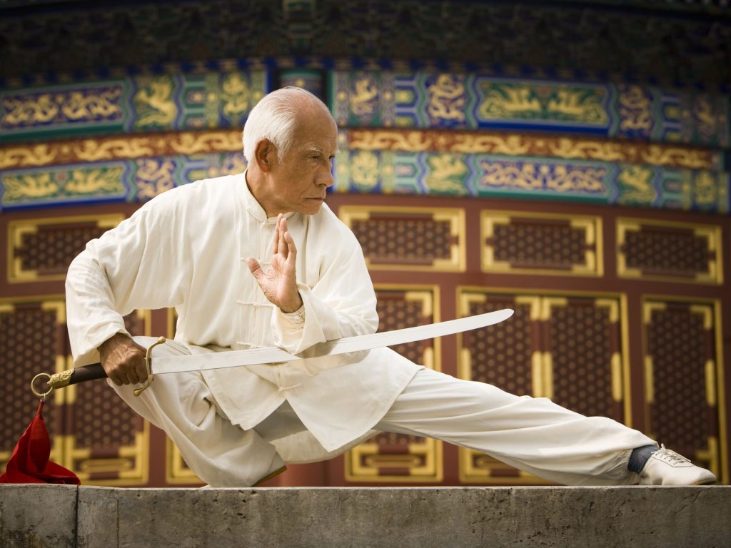 Παππούς μας κάνει πλάκα: Κατεβαίνει από ταράτσα… χωρίς σκάλα (βίντεο)