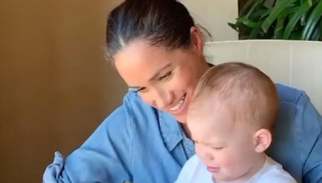 «Βράζει» το παλάτι με την Μέγκαν Μαρκλ: Το επίμαχο βίντεο με τις πάνες του γιου της και το αποκαλυπτικό σταυροπόδι