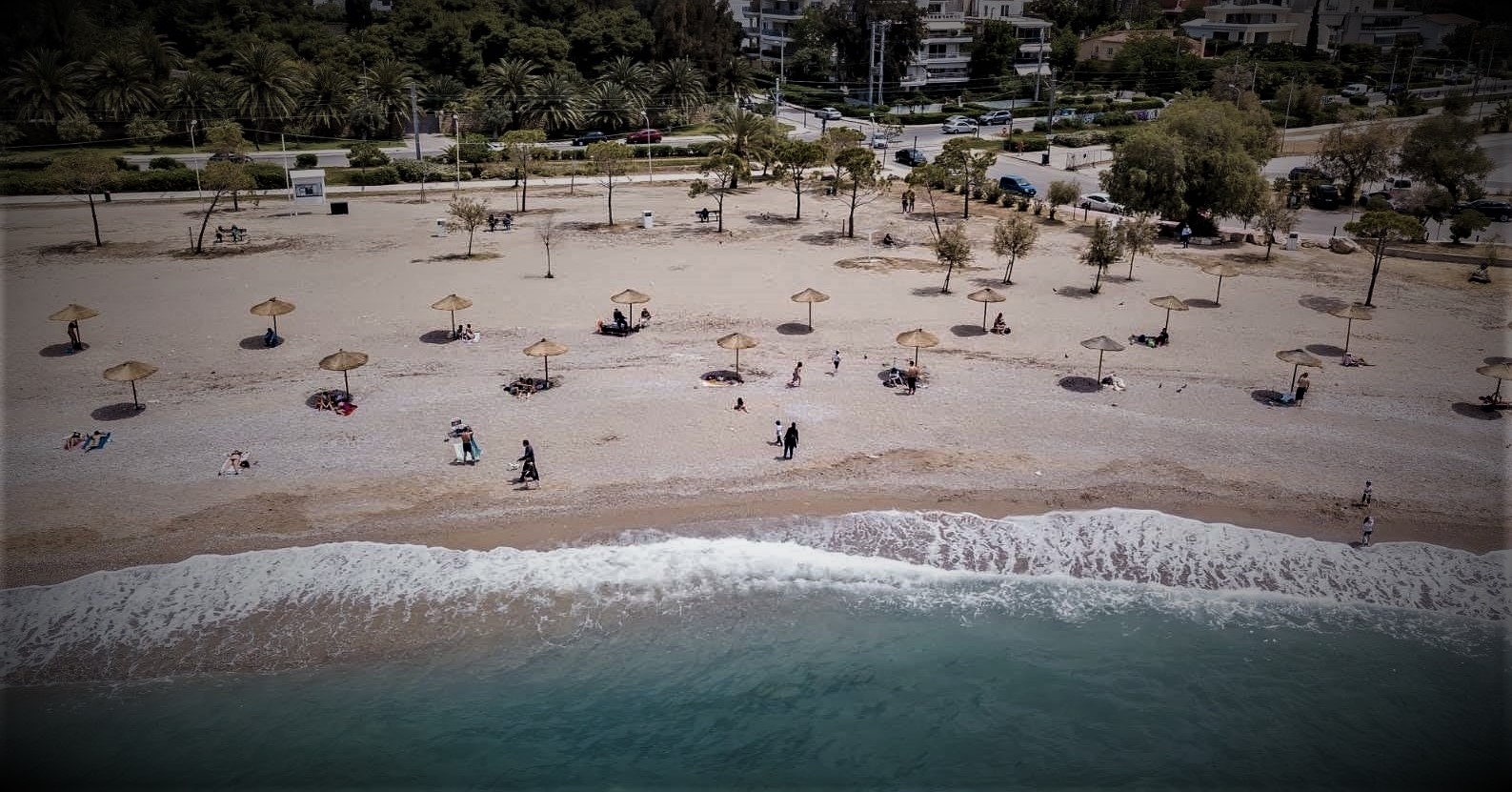 Παραλία Γλυφάδας: Η πρώτη δυστοπική παραλία της Ελλάδας με… drone και αποστάσεις ασφαλείας είναι γεγονός