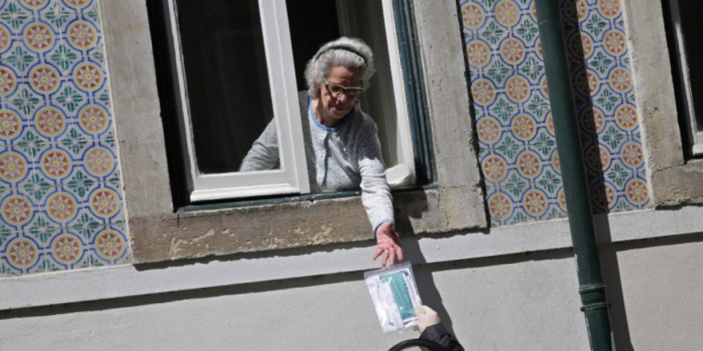 Πορτογαλία: Επιστρατεύτηκε γερανός για να «ενώσει» ηλικιωμένους με τους συγγενείς τους – «Νιώθω σαν πουλί στο κλουβί!»