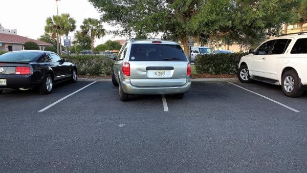 Πάτρα: Προσπάθησε να ξεπαρκάρει όμως τελικά… μπούκαρε σε πυλωτή πολυκατοικίας (βίντεο)