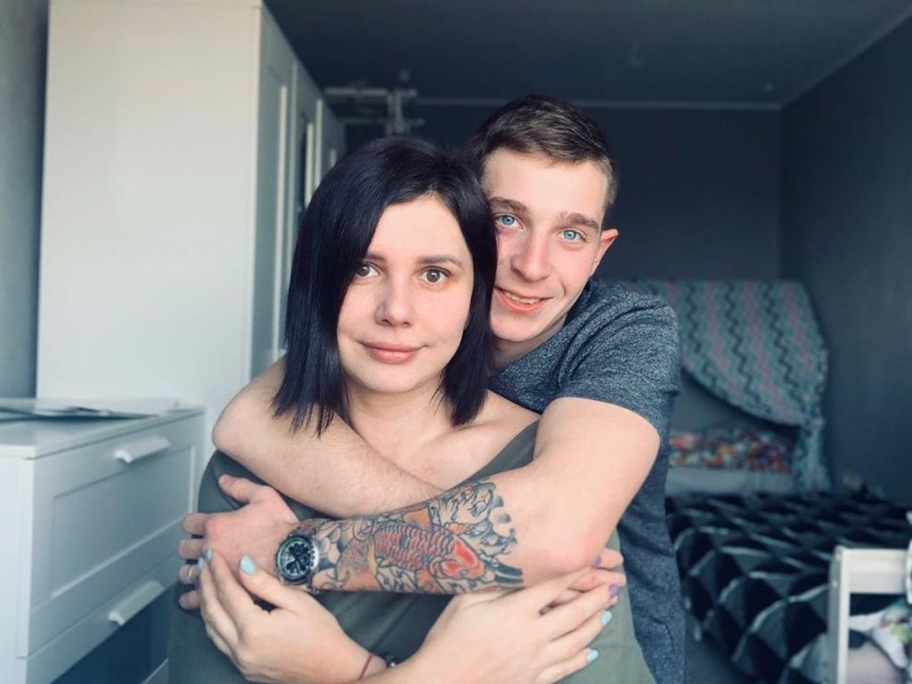 Influencer παράτησε τον σύζυγο της και… παντρεύεται τον θετό γιο της! (φώτο)