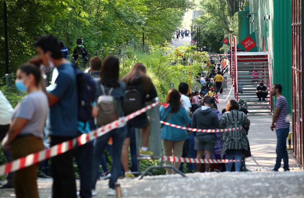 Πρωτόγνωρες εικόνες στην Ελβετία: Ουρές πάνω από χιλιόμετρο για… δωρεάν τρόφιμα! – Αύξηση φτώχειας λόγω lockdown