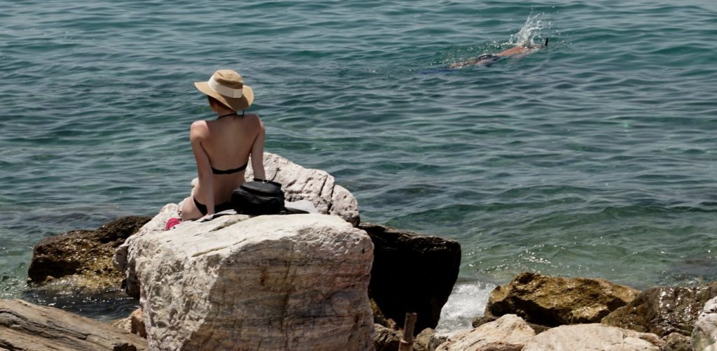 «Μίνι καύσωνας» αύριο – Στους 28 βαθμούς ο υδράργυρος στην Αττική