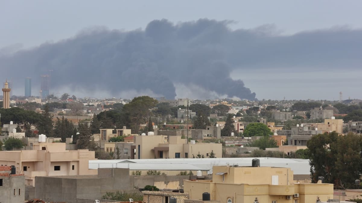 Ο LNA βομβάρδισε το τουρκικό αεροδρόμιο στη Λιβύη – Πυκνοί καπνοί – «Ό,τι υπήρχε, δεν υπάρχει πια» (βίντεο)