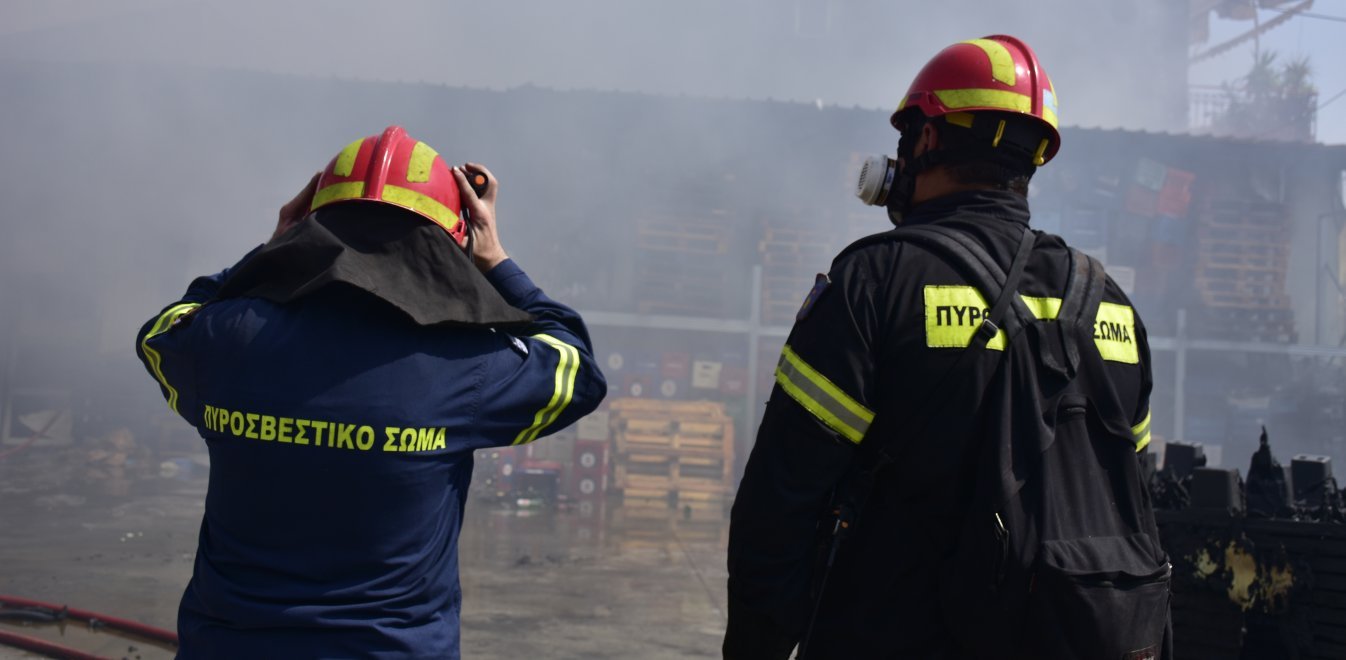 Ηράκλειο Κρήτης: Καρέ καρέ η φωτιά σε εργοστάσιο τυποποίησης ελαιολάδου στη Φοινικιά (φωτιά) (upd)