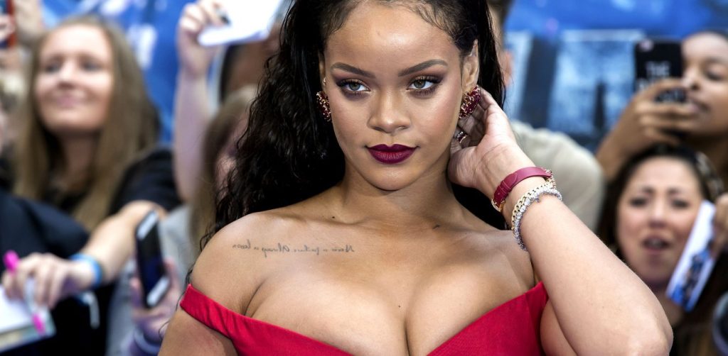 Θα σε κάνει να… «κολλήσεις» – Η Ριάνα ποζάρει με «καuτά» εσώρουχα (φώτο)