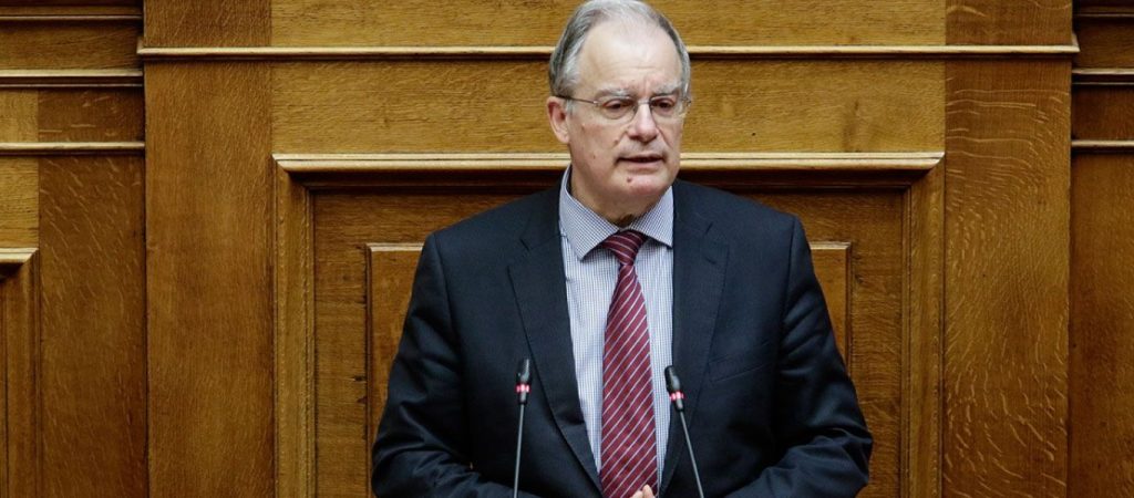 Ο «βιβλιοφάγος» Κώστας Τασούλας διαβάζει μέχρι… και στη Βουλή – Ποιο βιβλίο τον απασχολεί εν ώρα εργασίας; (φωτο)