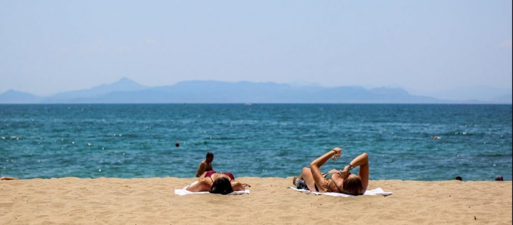 Καιρός για… θάλασσα: «Θερμή εισβολή» με αφρικανική σκόνη – Στους 29 βαθμούς ο υδράργυρος στην Αττική