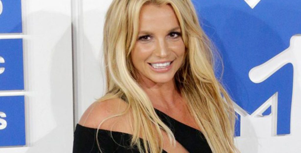 Έτσι περνάει η Britney Spears στην καραντίνα: Με αποκαλυπτικό μαγιό και τυλιγμένη με αλυσίδες (βίντεο-φωτο)