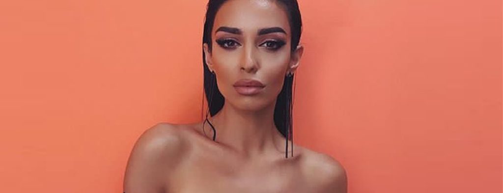 Η Ελένη Φουρέιρα κάνει ηλιοθεραπεία στην αυλή της με αποκαλυπτικό μαγιό και «βγάζει μάτια» (φωτο)