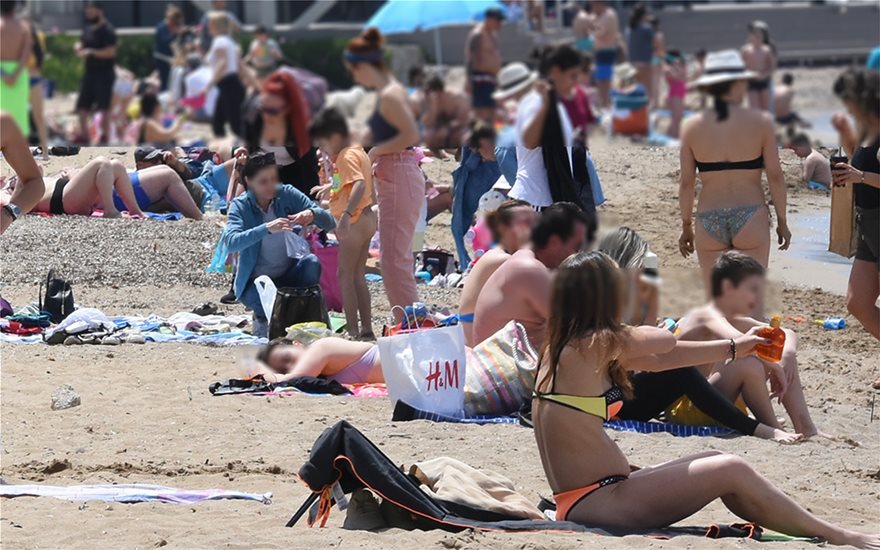 Οι Έλληνες κατακλύζουν τις παραλίες: Γέμισαν Καβούρι και Σχινιάς (βίντεο-φωτο)