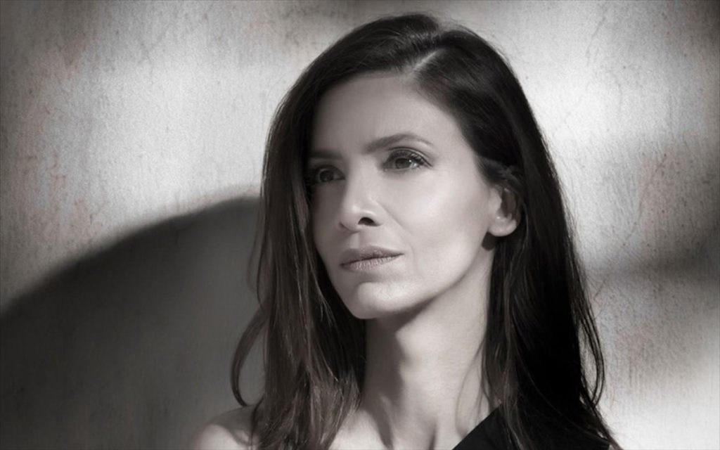 Η Κατερίνα Λέχου στο νέο σποτ κατά του συνωστισμού: «Μάλλον είστε για μάζεμα» (βίντεο)